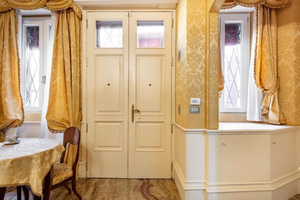 Ground Floor Luxe Historic Studio City Centre Apartment Bologna Ngoại thất bức ảnh